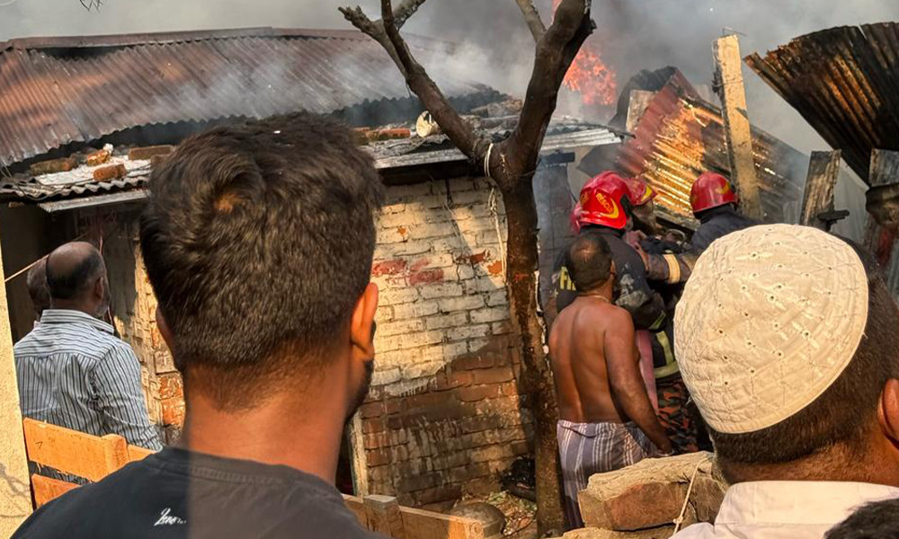 টঙ্গীতে জুতার গোডাউনে আগুন